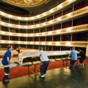Gil Stauffer realiza el desmontaje de las butacas del Teatro Principal de Zaragoza