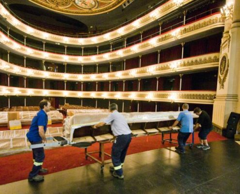 Gil Stauffer realiza el desmontaje las butacas del Teatro Principal de Zaragoza Gil Stauffer realiza el desmontaje de las butacas del Teatro Principal de Zaragoza