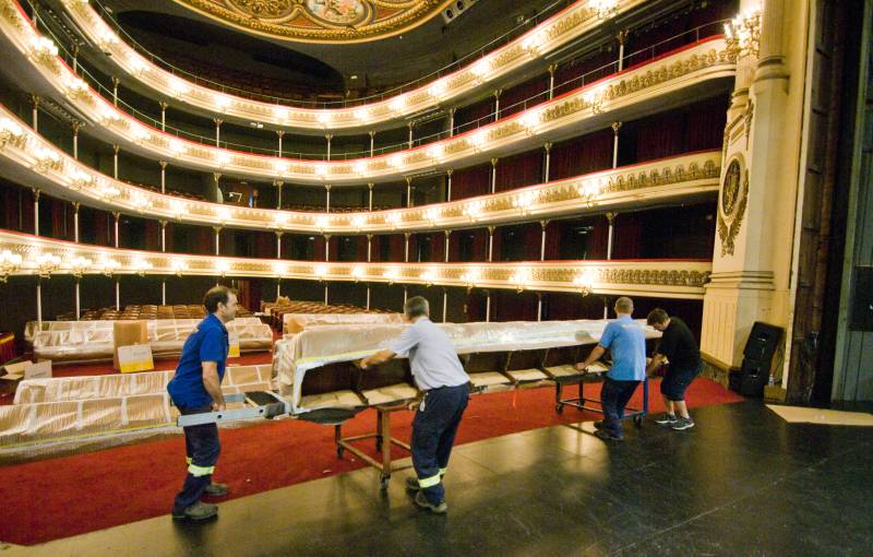 Gil Stauffer realiza el desmontaje de las butacas del Teatro Principal de Zaragoza