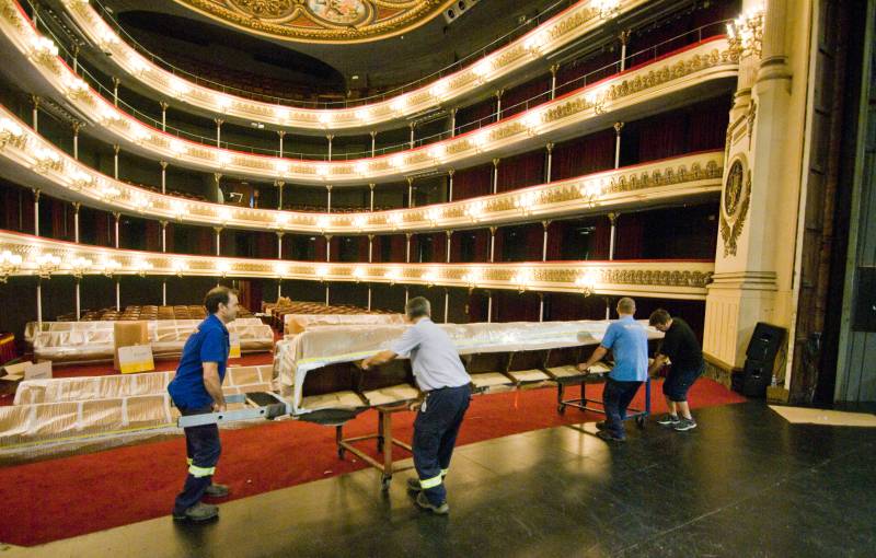 gil-stauffer-desmonta-las-butacas-del-teatro-principal-de-zaragoza