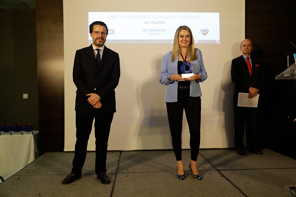 GIL STAUFFER RECIBE EL PREMIO VIVIENDA Y EXCELENCIA EMPRESARIAL DE LA RAZÓN GIL STAUFFER RECIBE EL PREMIO VIVIENDA Y EXCELENCIA EMPRESARIAL DE LA RAZÓN