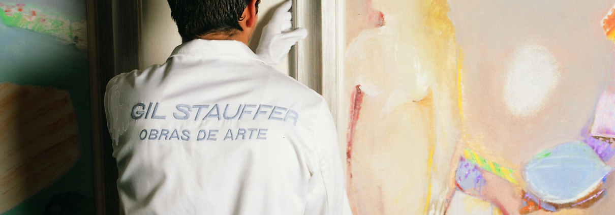 Traslado de obras de arte, una delicada labor Traslado de obras de arte - Operario delcolgando un cuadro