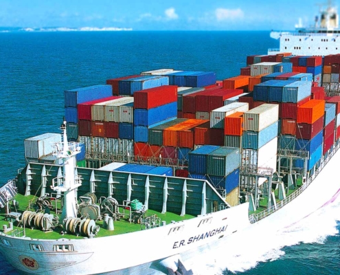 ¿Viajar en Business o en Turista?: Mudanzas combinadas y mudanzas exclusivas Mudanzas combinadas y mudanzas exclusivas - Contenedores en barco