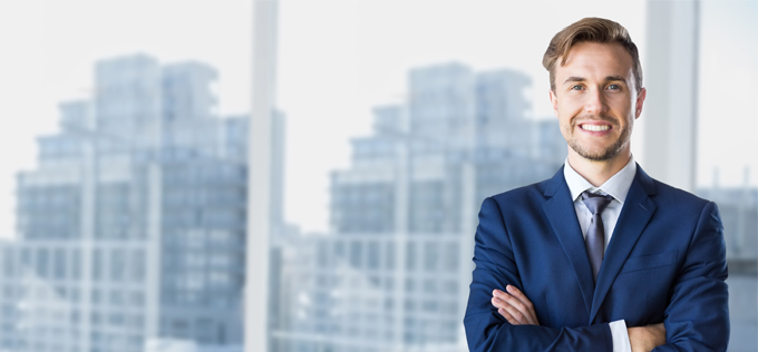 Consejos para cambiar de país por trabajo Cambiar de país por trabajo - Ejecutivo sonriente