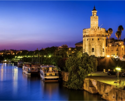 Mudarse a Sevilla - Panorámica de Sevilla de noche con la Torre del Oro