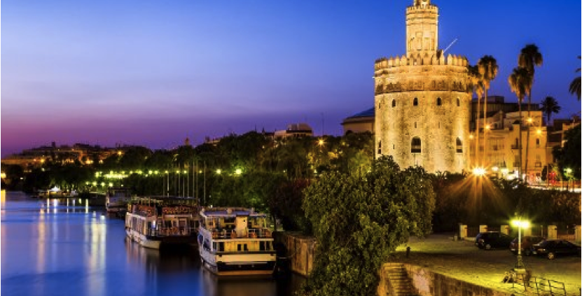 Mudarse a Sevilla: 8 Razones por las que trasladarse a Sevilla Mudarse a Sevilla - Panorámica de Sevilla de noche con la Torre del Oro