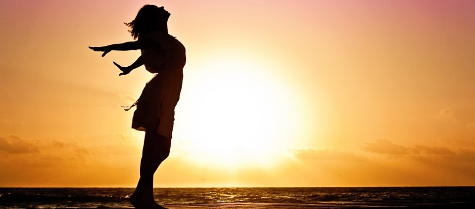 Mudanzas: Consejos para ser feliz en el extranjero Consejos Para Ser Feliz En El Extranjero - Mujer feliz
