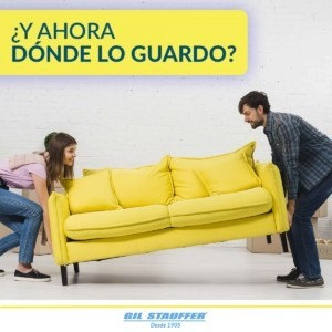 Ventajas de contratar un servicio de guardamuebles - Pareja intentando mover un sofá