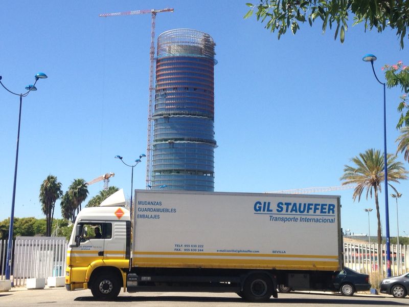 camion-gil-stauffer-torre-sevilla Empresa de mudanzas en Sevilla Gil Stauffer