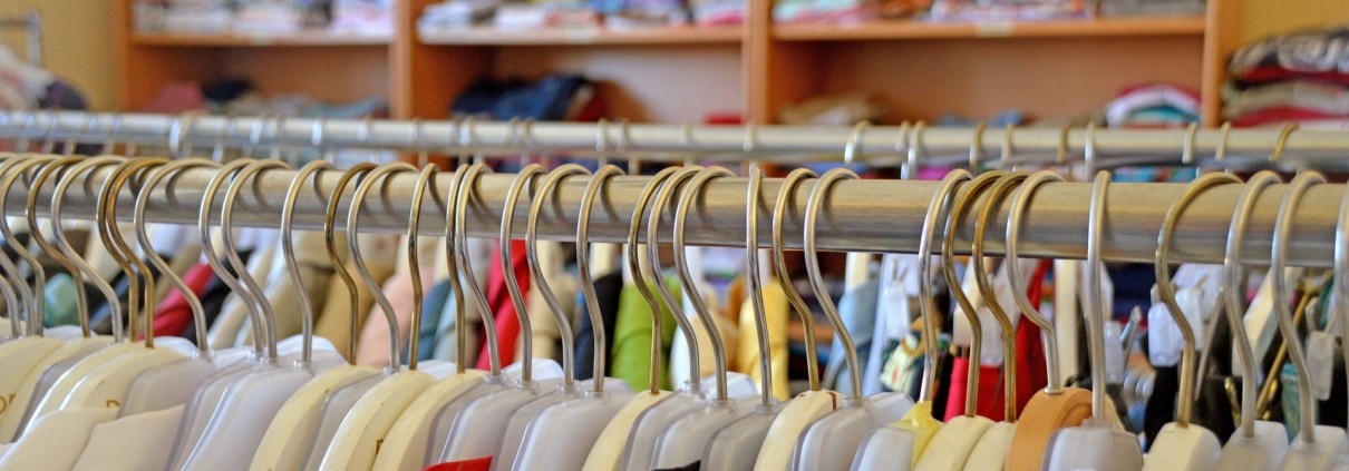Mudanzas: Cómo embalar bien la ropa y ganar tiempo Embalar ropa en una mudanza - Armario