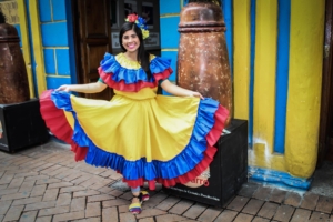 Mudanzas a Colombia - Mujer colombiana con el traje tradicional