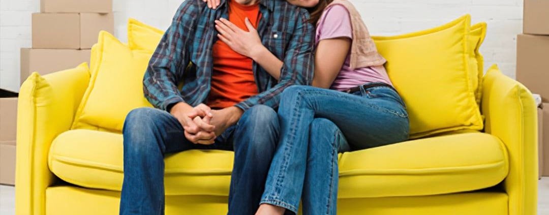 ¿Por qué contratar una empresa de mudanzas? ¿Por qué contratar una empresa de mudanzas? Pareja contenta en sofá