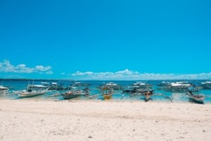 Mudarse a Filipinas-Barcos en la playa