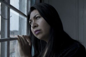 La espera al camión de mudanzas - Mujer estresada mirando por la ventana
