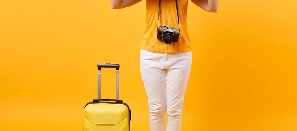 La maleta perfecta para cada ocasión -Mujer con maleta de viaje