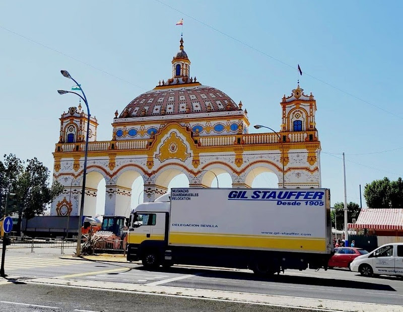 Camión de mudanzas Gil Stauffer en la feria de Abril