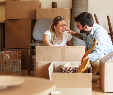 Pareja abriendo cajas en durante su mudanza