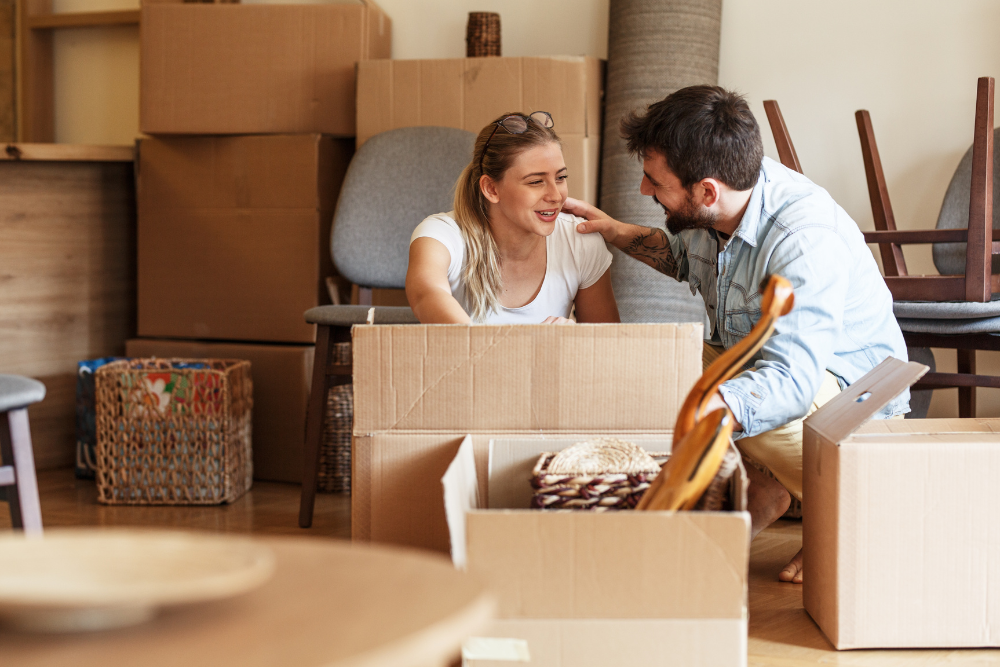 Pareja abriendo cajas en durante su mudanza