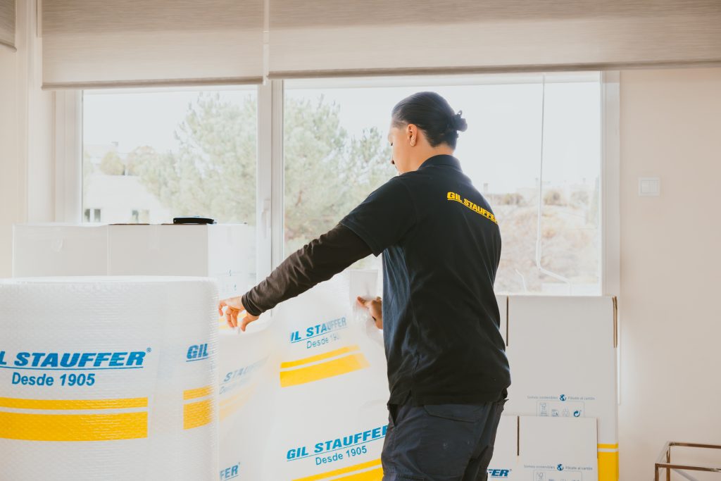 trabajador de Gil Stauffer durante mudanza