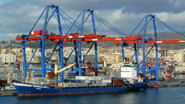 Grupaje a Canarias - Barco descargando contenedores en Canarias