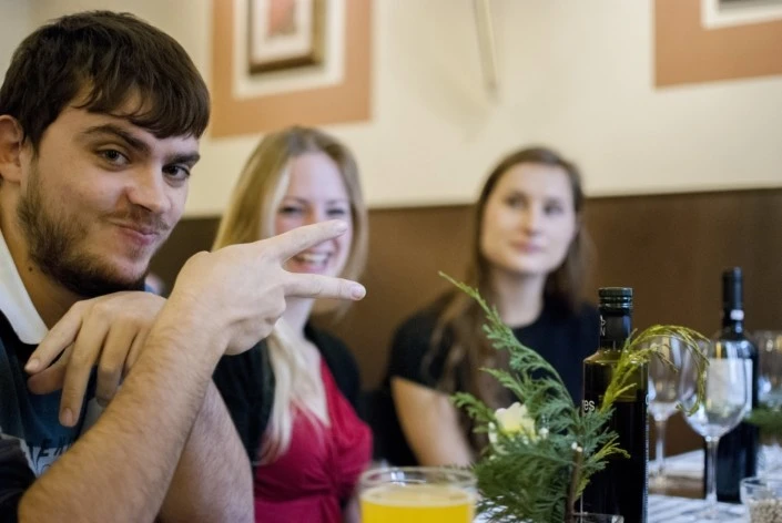 Consejos para ser feliz en el extranjero - Relacionarse con otras personas