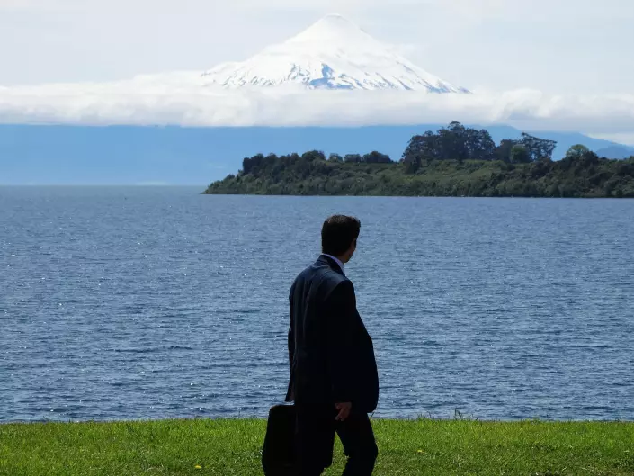 Mudarse a Chile - Trabajar en Chile . Ejecutivo en paisaje relajante